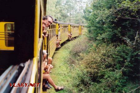 Vo vlaku boli najviac cenené miesta na schodíkoch, Bieszczady, 2002 © Peter Popovec