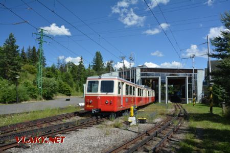 Súprava s poradovým číslom ''3'' vchádza do haly železničnej stanice Štrba, 1.7.2020