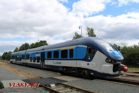 27.8.2020 - Osičko: osobní vlak 3910 vedený jednotkou RegioShark 844.022-4 © Karel Furiš