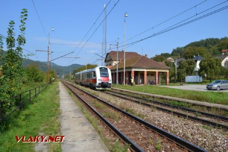 Milochov zast., 861.101 smeruje do Púchova a zhostí sa predpremierovej jazdy, 16.9.2020 © Marek Ondrejka