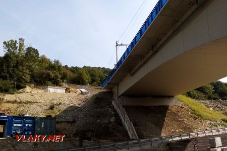 Pohľad na most z cesty - pod mostom sa buduje schodisko (žeby budúci prístup na most?) (16.09.2020, Nimnica) © Peter Márton
