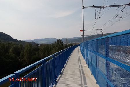 Chodník pri prvej traťovej koľaji na moste - prístup pre chodcov a cyklistov do obce Nimnica (16.09.2020, Nosice) © Peter Márton