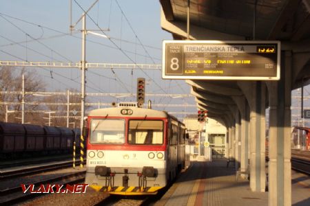 Pred príchodom môjho vlaku ešte fotím 813.037 pripravenú na osobnom vlaku do Horného Srnia. Trenčianska Teplá, 21.1.2020 © S.Langhoffer
