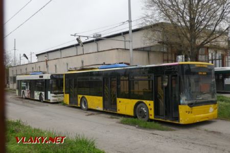 Stara Zagora: odstavené trolejbusy LAZ ve vozovně, 19. 4. 2021 © Libor Peltan