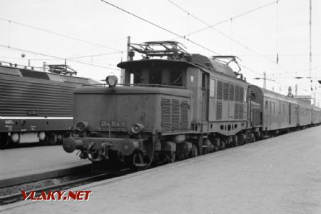 Lipsko hl.n., DR 254.154 se soupravou odjíždí na odstavné nádraží, 9.8.1986: © Pavel Stejskal