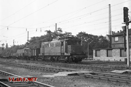 L-Wahren, nákladní vlak s lokomotivou DR 244.048, 9.8.1986: © Pavel Stejskal