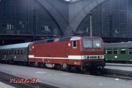 Lipsko hl.n., DR 243.093 před halou nádraží, 9.8.1986: © Pavel Stejskal