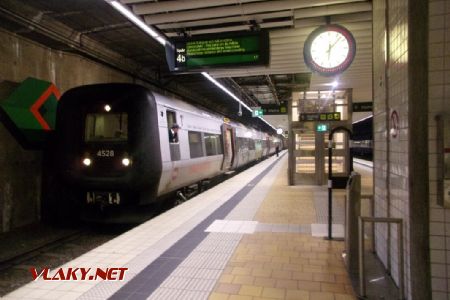 Elektrická jednotka řady X31 4328 DSB stojí odstavená v podzemním nádraží Helsingborg po odvěšení z vlaku do Kodaně, 16.04.2021 © Jan Přikryl