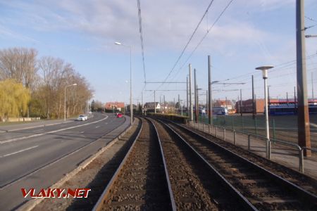 Rostock: pohled z jedoucí tramvaje na vozovnu Reuterhagen, 17.04.2021 © Jan Přikryl