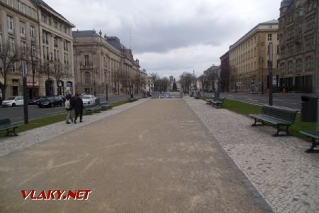 Berlin: pohled na třídu Unter den Linden bez stavebních ohrad, zato se vstupem do stejnojmenné stanice metra, 17.04.2021 © Jan Přikryl