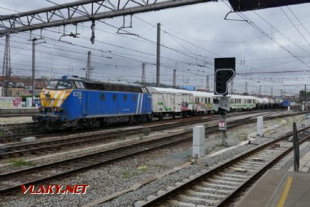 Bruxelles-Midi: řada 62 ze 60. let na postrku pracovního vlaku Infrabel, 26. 8. 2021 © Libor Peltan