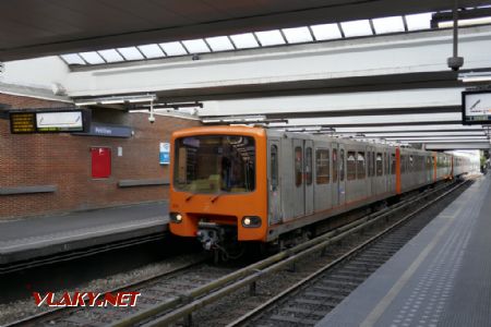 Brusel: stará souprava na stanici metra v koridoru železnice, 27. 8. 2021 © Libor Peltan