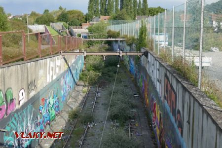 Charleroi: konec dokončené části tratě do Châtelet za čtvrtou stanicí, v pozadí mosty zrušené železnice, 28. 8. 2021 © Libor Peltan