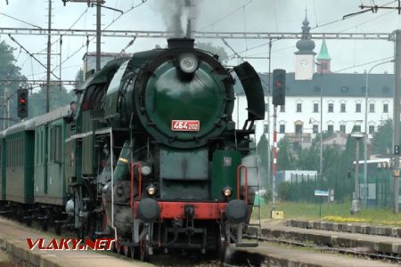 Lokomotiva 464.202 na Králickém sněžníku vjíždí do Letohradu dne 23.6.2018, foto Petr Buryška.