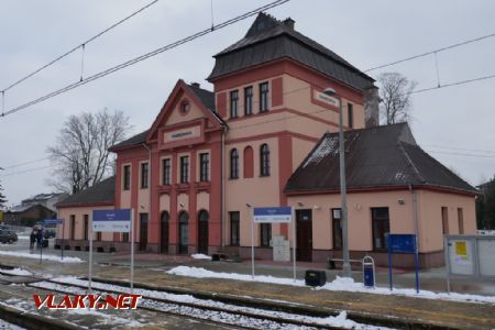 Charsznica: další staniční budova někdejší Iwangorodzko-Dąbrowské dráhy, 3. 2. 2022 © Libor Peltan