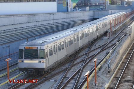 Wien/Alaudgasse: metro typu U1 na nácestné konečné, 24. 3. 2022 © Libor Peltan