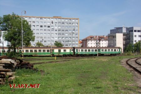 Pri plote depa sa nachádzajú vyradené časti elektrických jednotiek radu 460, Košice, 26.5.2024