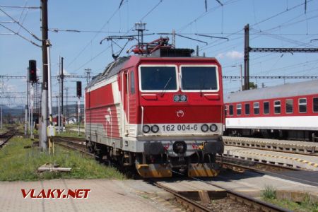 Peršing 162.004 nabieha na súpravu svojho vlaku, Košice, 26.5.2024