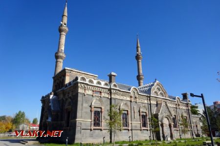 Kars, na mešitě je jasně viditelný původní kostel, 27.10.2022 © Jiří Mazal