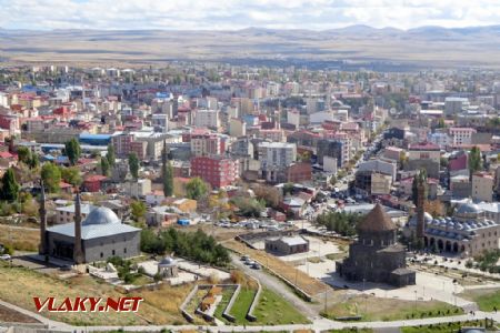 Kars, výhled z citadely na velkou mešitu a arménský kostel, 27.10.2022 © Jiří Mazal