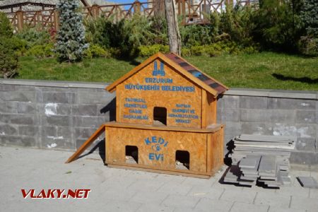 Erzurum, domek pro kočky, 29.10.2022 © Jiří Mazal