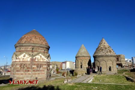 Erzurum, tři kopulovité hroby, vpravo Emir Saltuk Kümbeti, 29.10.2022 © Jiří Mazal