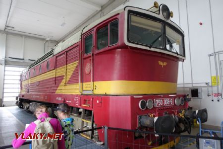 Lokomotiva 750.308-9 na revizním kanálu