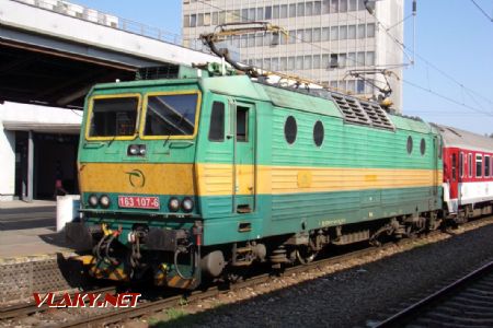 Stroj 163.107 v čele Os 8509 z Prešova čaká na zelenú aby mohol pokračovať do cieľa svojej cesty, Čiernej nad Tisou, 26.7.2024, Košice