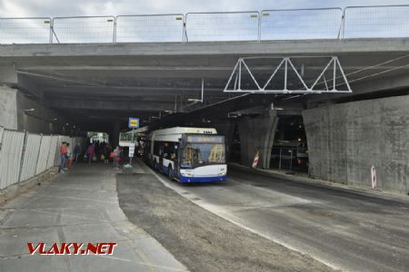 Riga, trolejbus pod rozestavěným mostem Rail Baltica na hlavním nádraží, 4.7.2024, Tomáš Kraus