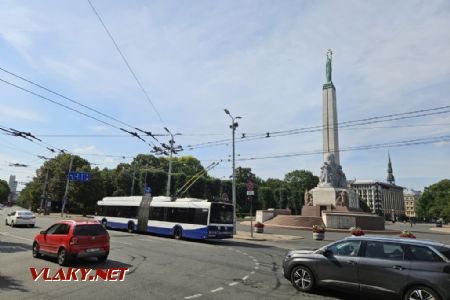 Riga, trolejbus u památníku nezávislosti, 7.7.2024, Tomáš Kraus