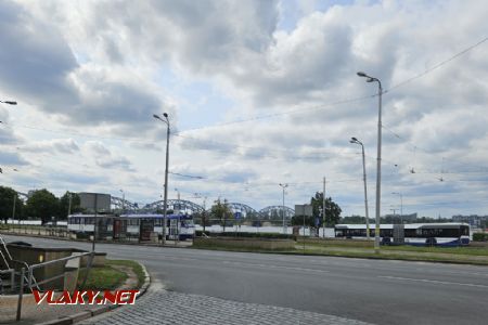 Riga, tramvaje T3A a autobus na nábřeží, 7.7.2024, Tomáš Kraus