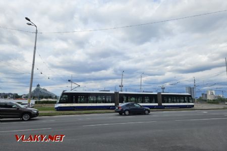 Riga, tramvaj ForCity na popředí národní knihovny, 7.7.2024, Tomáš Kraus