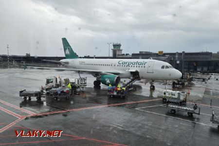 Riga, jeden zaskakující Airbus Carpatair focený cestou ke druhému, 7.7.2024, Tomáš Kraus