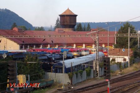 Pohľad na  depo plné farieb pripravené k dnešnému podujatiu