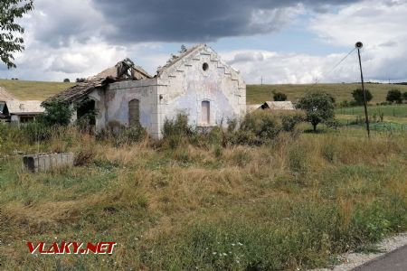 Ruina objektu zrejme patriaceho k trati v Hrnčiarskych Zalužanoch, © Jaro Vybo, 25.7.2024