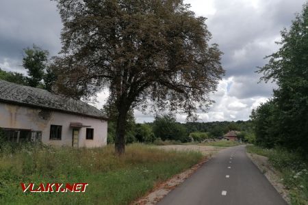 Budova zastávky (vzdialenejšia) v Ožďanoch, © Jaro Vybo, 25.7.2024