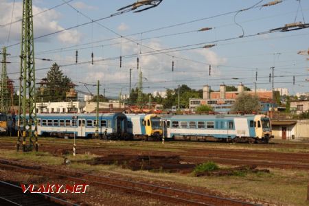 Miskolc: rozpojené jednotky řady 414 v depu, 26. 7. 2024 © Libor Peltan