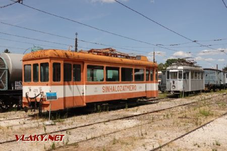 Szentendre/Városi Tömegközlekedési Múzeum: přívěsný vůz P XX z Pécse (Ganz 1913) a brousící vůz (1978) z tramvaje SH (1926), 26. 7. 2024 © Libor Peltan