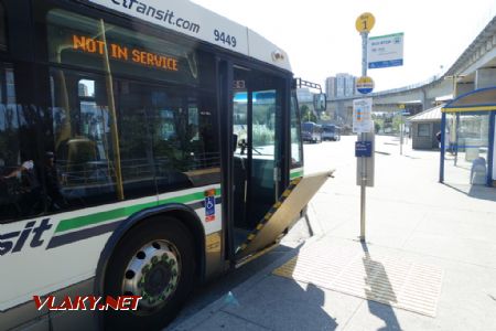 Bus na spoji Fraser Valley Express, plošina pro vozíčkáře, 5.8.2024 © Jiří Mazal