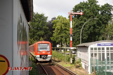 Hamburg/Klein Flottbek: S-Bahn řady 474 s odjezdovým návěstidlem, 22. 6. 2024 © Libor Peltan