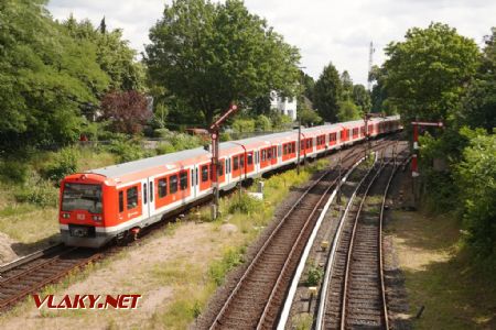 Hamburg/Blankenese: S-Bahn 474 na mechanikami ověnčeném zhlaví, 22. 6. 2024 © Libor Peltan