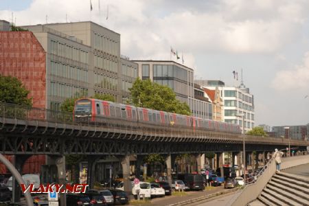 Hamburg/Landungsbrücken: nábřežní Hochbahn s DT5, 22. 6. 2024 © Libor Peltan