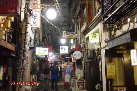 Tokio, čtvrť Shinjuku, shluk barů Golden Gai, 28.10.2024 © Jiří Mazal