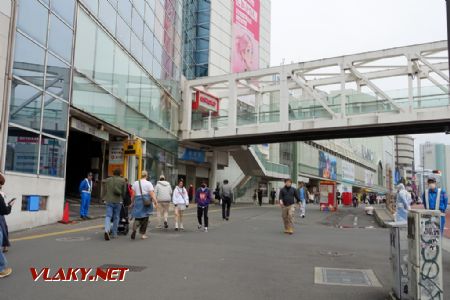 Shinjuku, všimněte si hlídačů v modrém usnadňujícím výjezd aut na obou stranách snímku, 29.10.2024 © Jiří Mazal