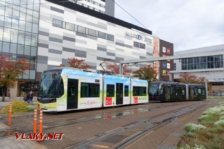 Toyama, přednádraží, tramvaje typu T100 a 9000, 7.11.2024 © Jiří Mazal