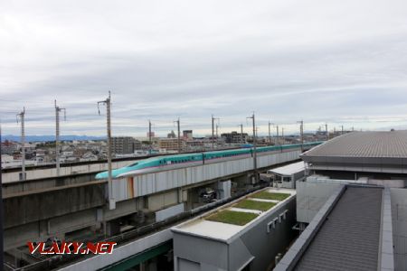 Omiya, výhled z muzea, Shinkansen ř. E5, 28.10.2024 © Jiří Mazal