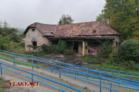 Kontrasty na zastávke Tisovec-mesto AKA Kocúrkovo © Jaro Vybo