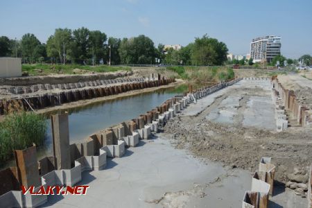 Petržalka, Jungmannova - štetovnicové steny pri budúcom združenom moste nad Chorvátskym ramenom ©Juraj Földes, 11.5.2022