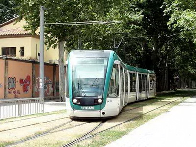 10.06.2007 - Barcelona: tramvaj č. 08 přijíždí na konečnou Ciutadella/Vila Olímpica kolem vchodu do ZOO © PhDr. Zbyněk Zlinský