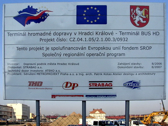 28.03.2007 - Hradec Králové: vjezd na stavbu terminálu BUS HD z křižovatky Nádražní a Hořická © PhDr. Zbyněk Zlinský